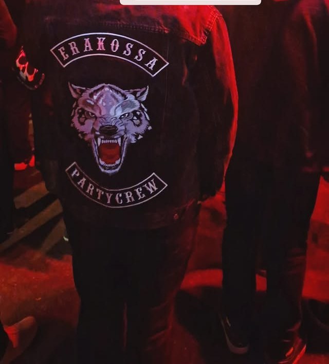 Erakossa Partycrew -liivin selkämys, susilogo ja Partycrew-teksti.