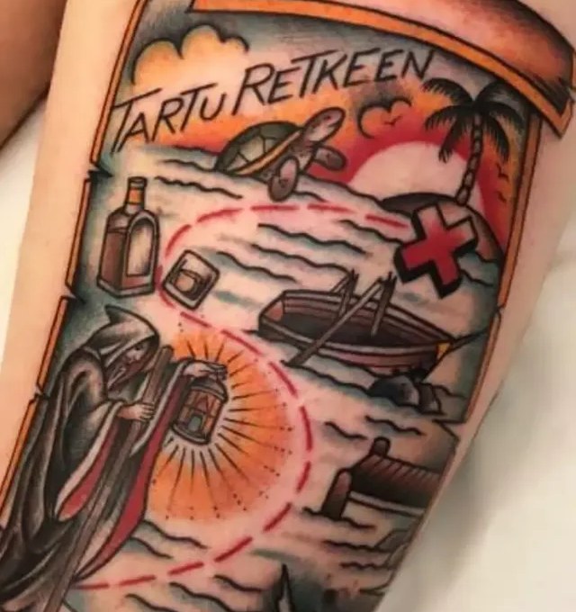 Perinteinen värikäs tatuointi, jossa aarrekartta, vene, kilpikonna ja teksti ”Tartu retkeen”.